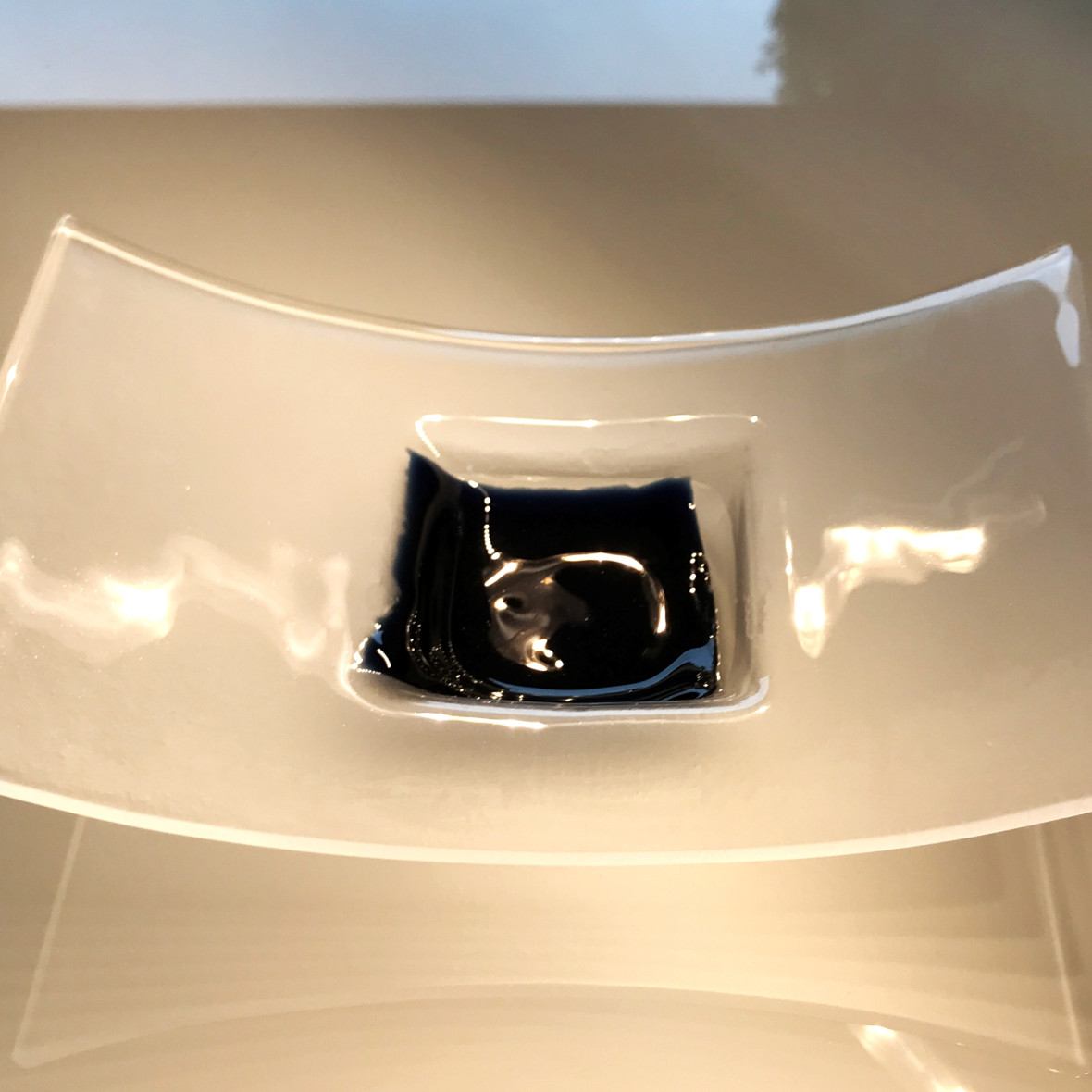 Tischkultur: Schale aus Glas, gewölbt mit Farbakzent